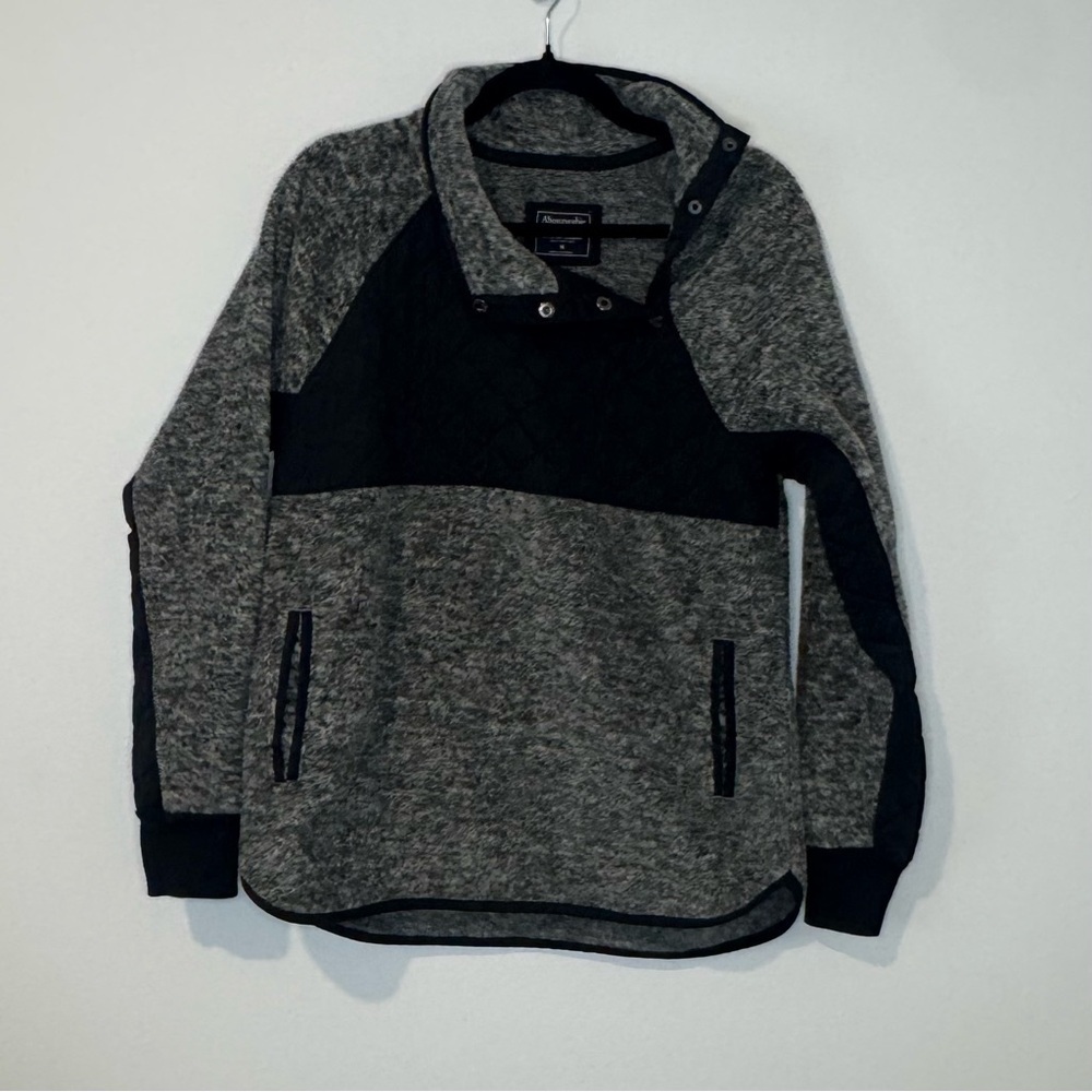 Abercrombie & Fitch Women’s Quilted Pullover Gray Black Snap Neck sz M